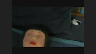 Девојка со врзани очи се грижи за дебел кур