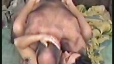 Австралиска сопруга со дилдо го доведува своето тело до сексуална кулминација