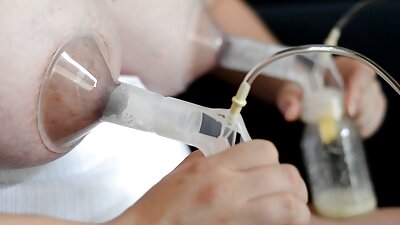 Секси русокоса жешка сопруга истекува сперма од нејзината тесна вагина